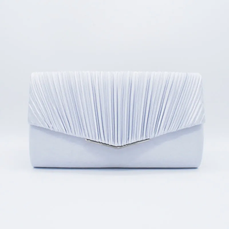 シルバーのV字プレートクラッチバッグ