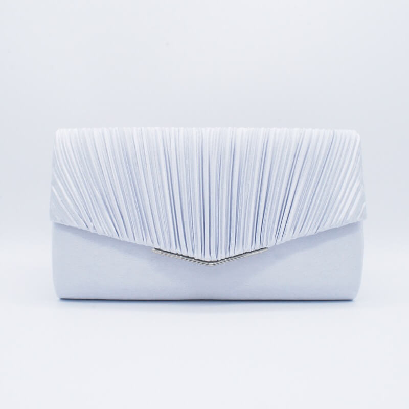 シルバーのV字プレートクラッチバッグ