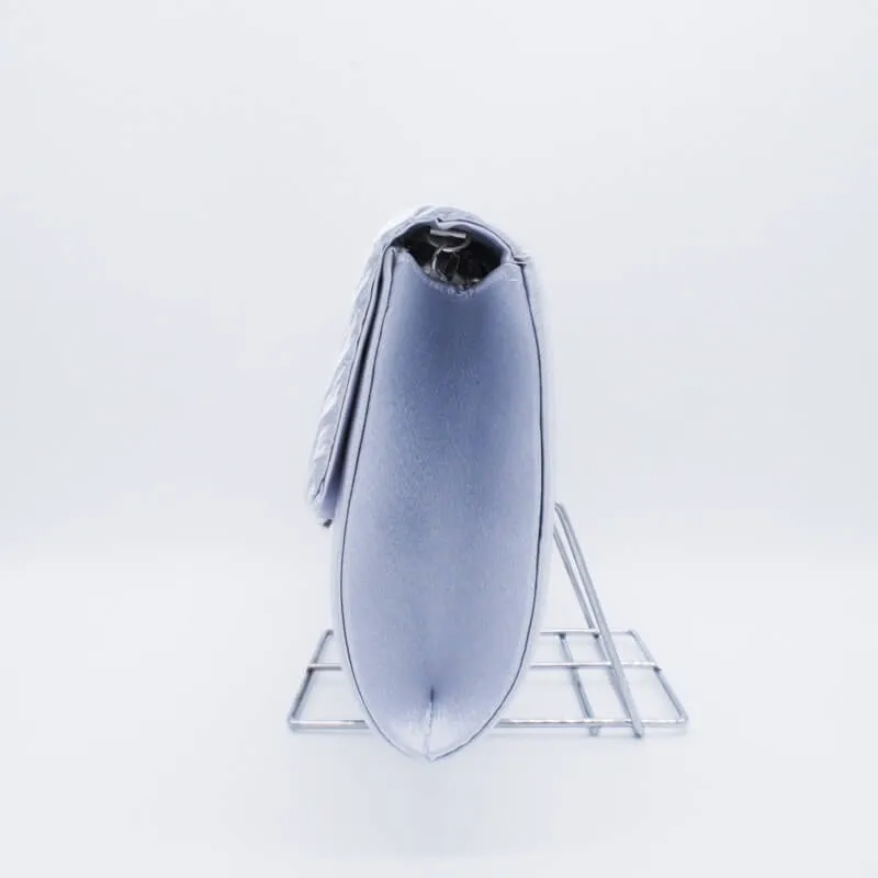 シルバーのV字プレートクラッチバッグ