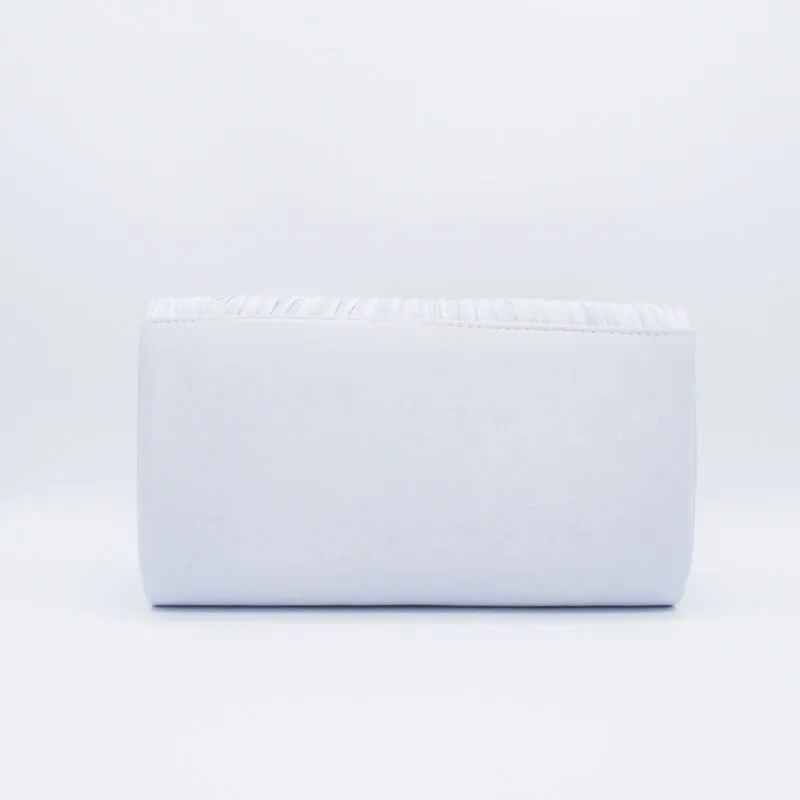 シルバーのV字プレートクラッチバッグ