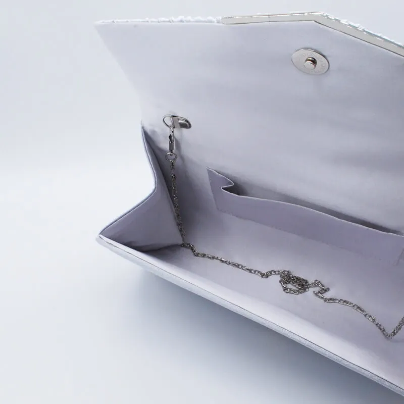 シルバーのV字プレートクラッチバッグ