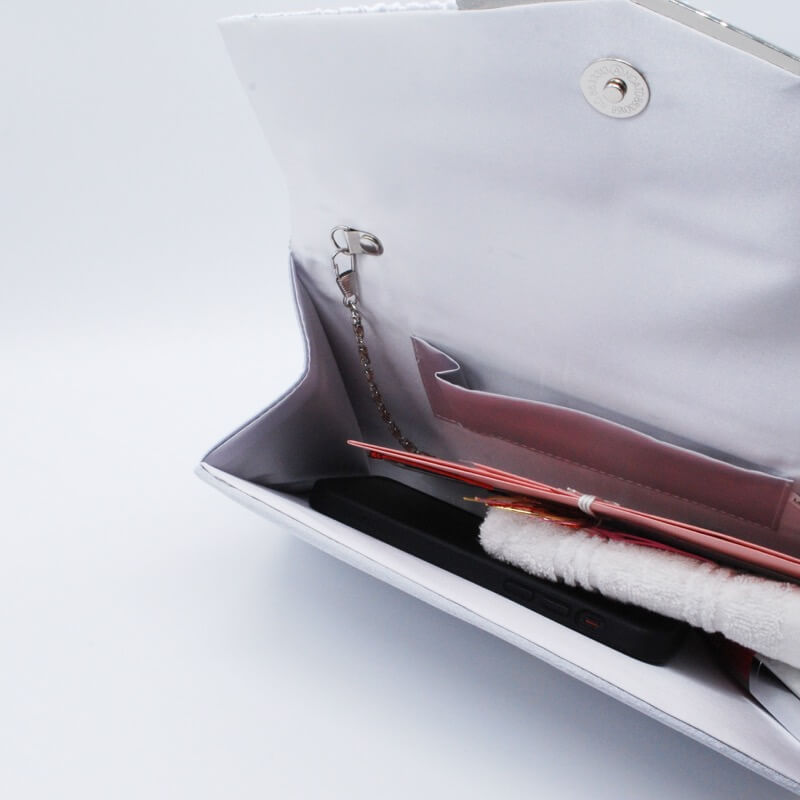 シルバーのV字プレートクラッチバッグ