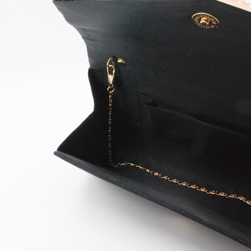 ブラックのV字プレートクラッチバッグ