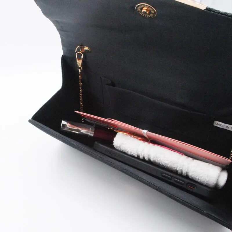 ブラックのV字プレートクラッチバッグ