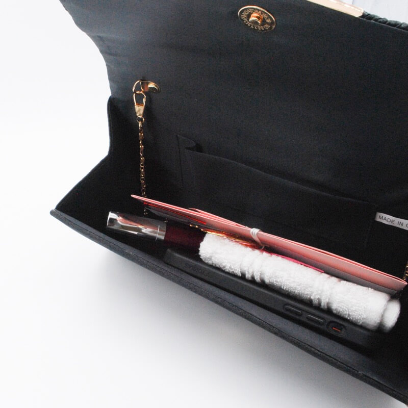 ブラックのV字プレートクラッチバッグ