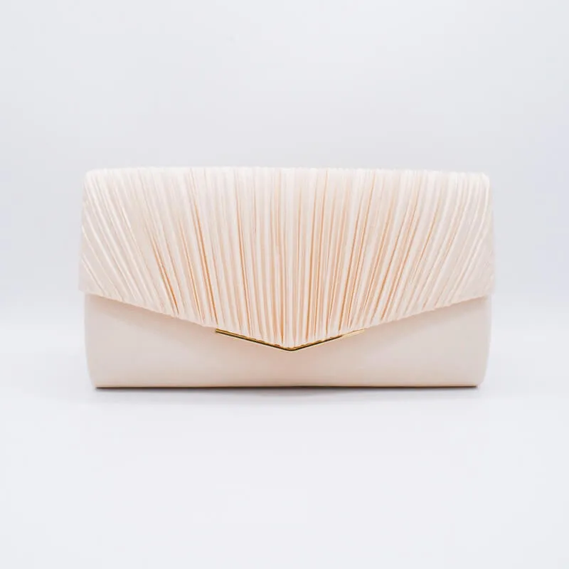 ベージュのV字プレートクラッチバッグ