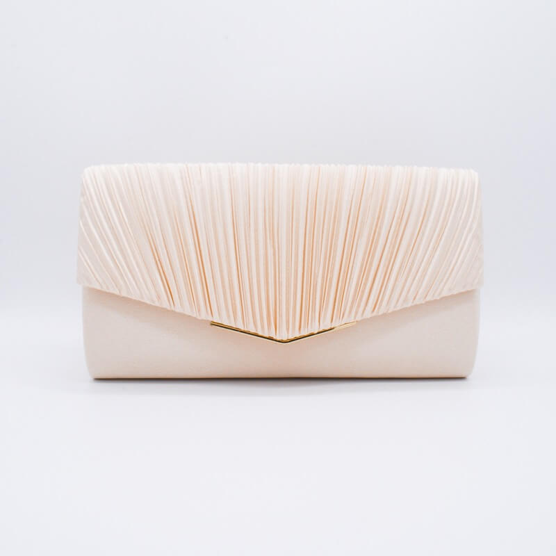 ベージュのV字プレートクラッチバッグ