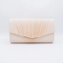 ベージュのV字プレートクラッチバッグ