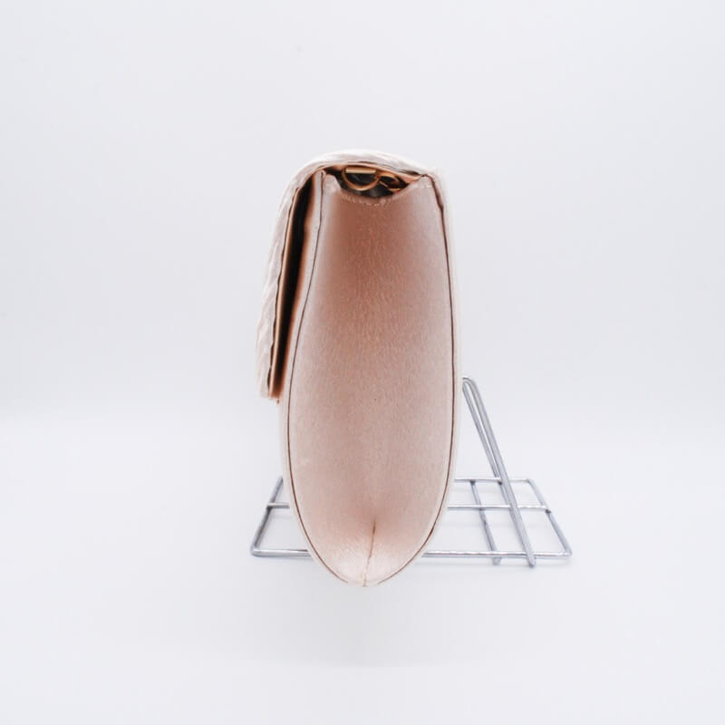 ベージュのV字プレートクラッチバッグ