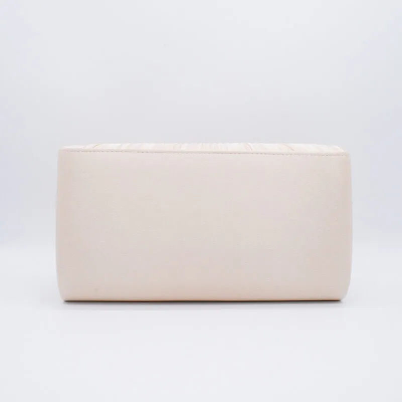 ベージュのV字プレートクラッチバッグ