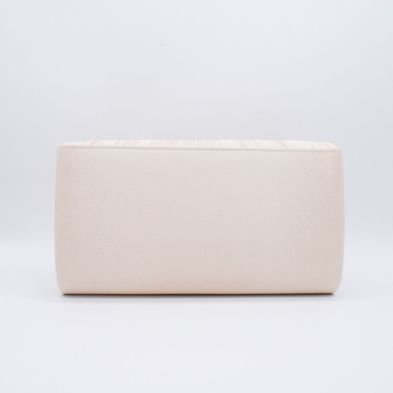 ベージュのV字プレートクラッチバッグ