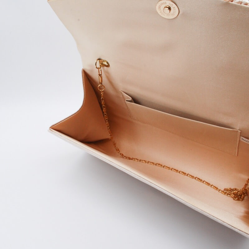 ベージュのV字プレートクラッチバッグ