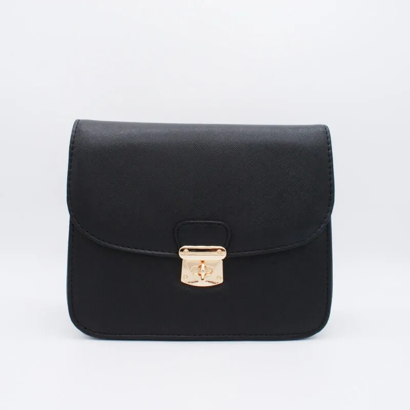 ブラックのレザーショルダーバッグ