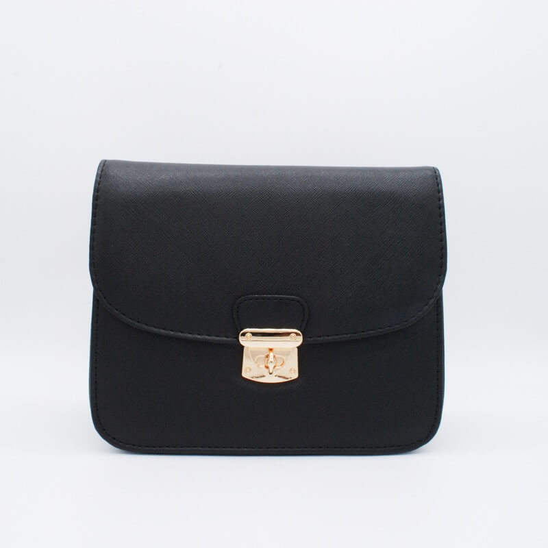 ブラックのレザーショルダーバッグ