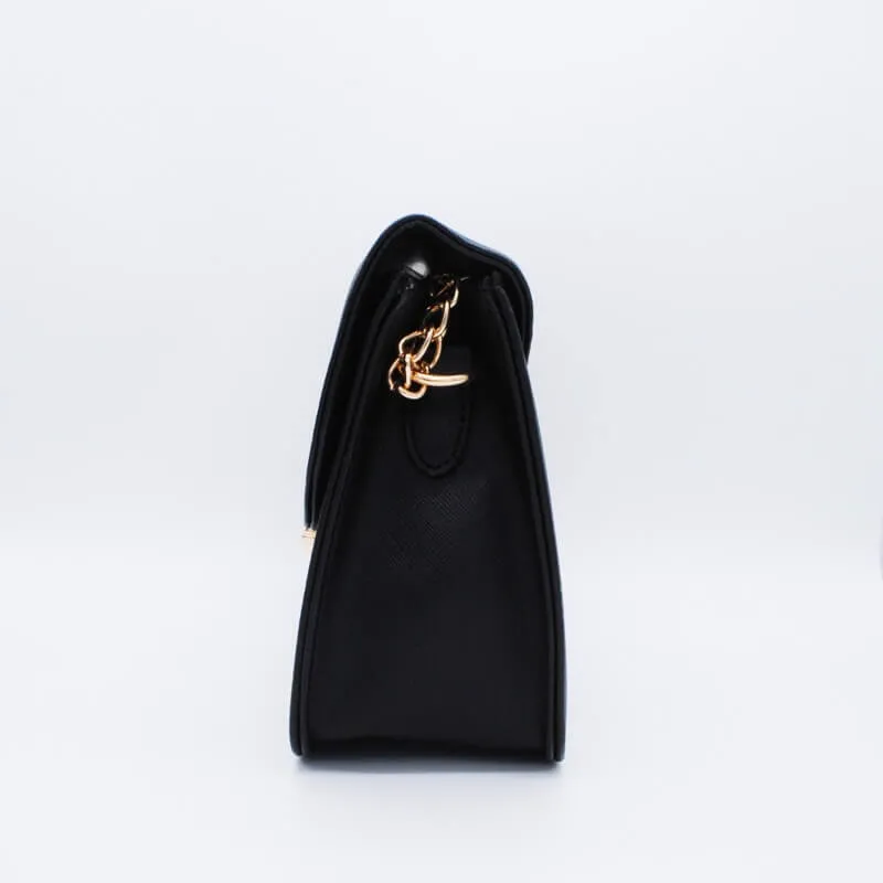 ブラックのレザーショルダーバッグ