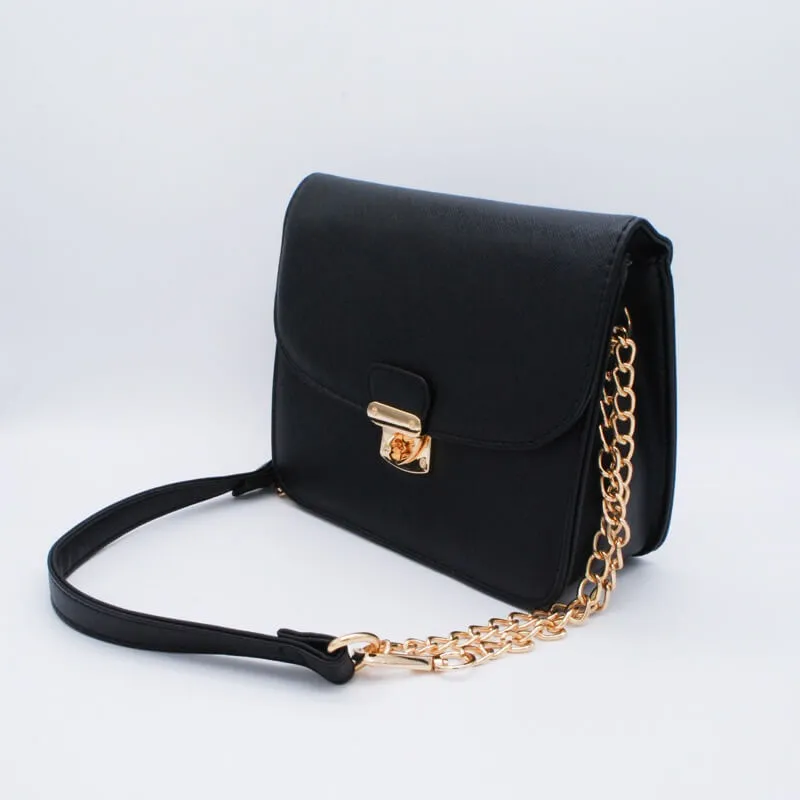 ブラックのレザーショルダーバッグ