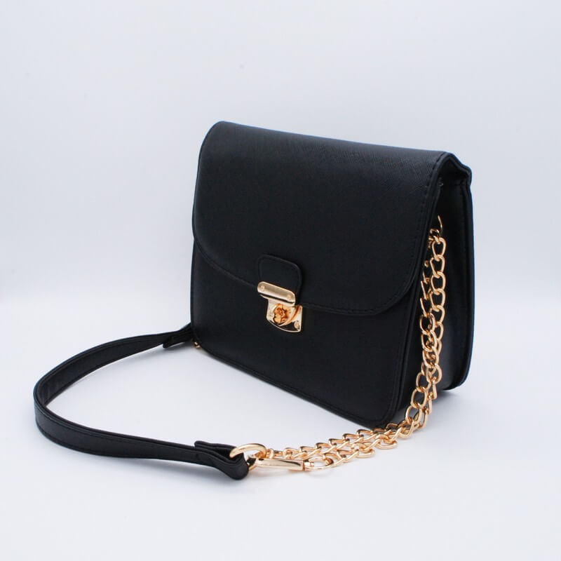 ブラックのレザーショルダーバッグ