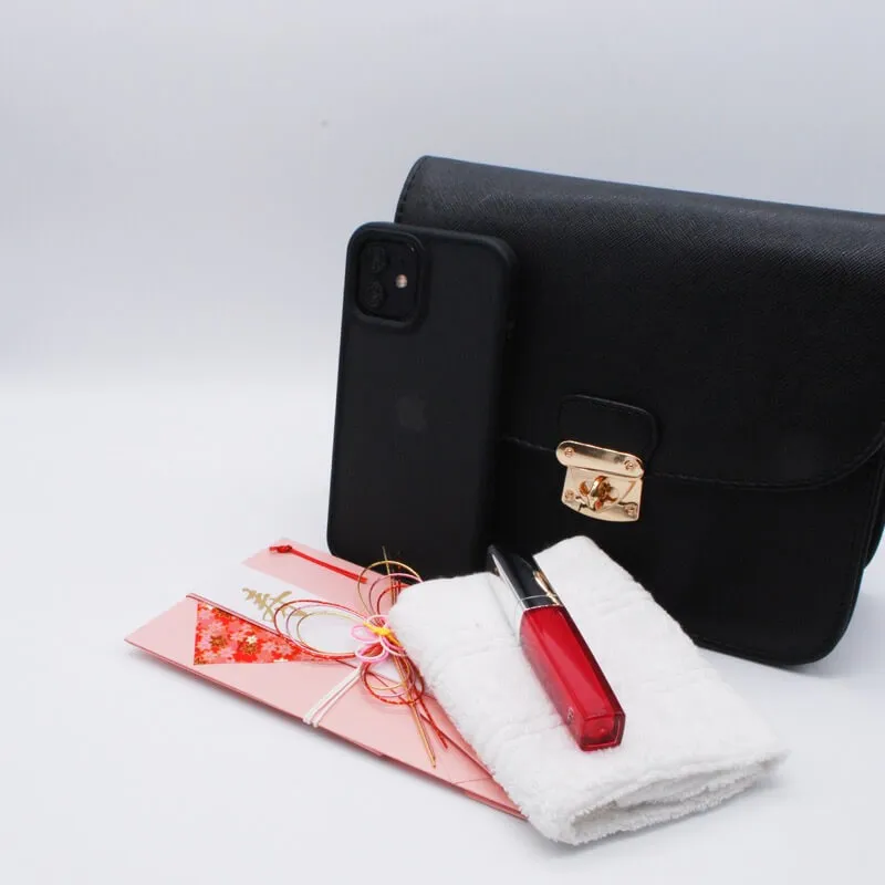 ブラックのレザーショルダーバッグ