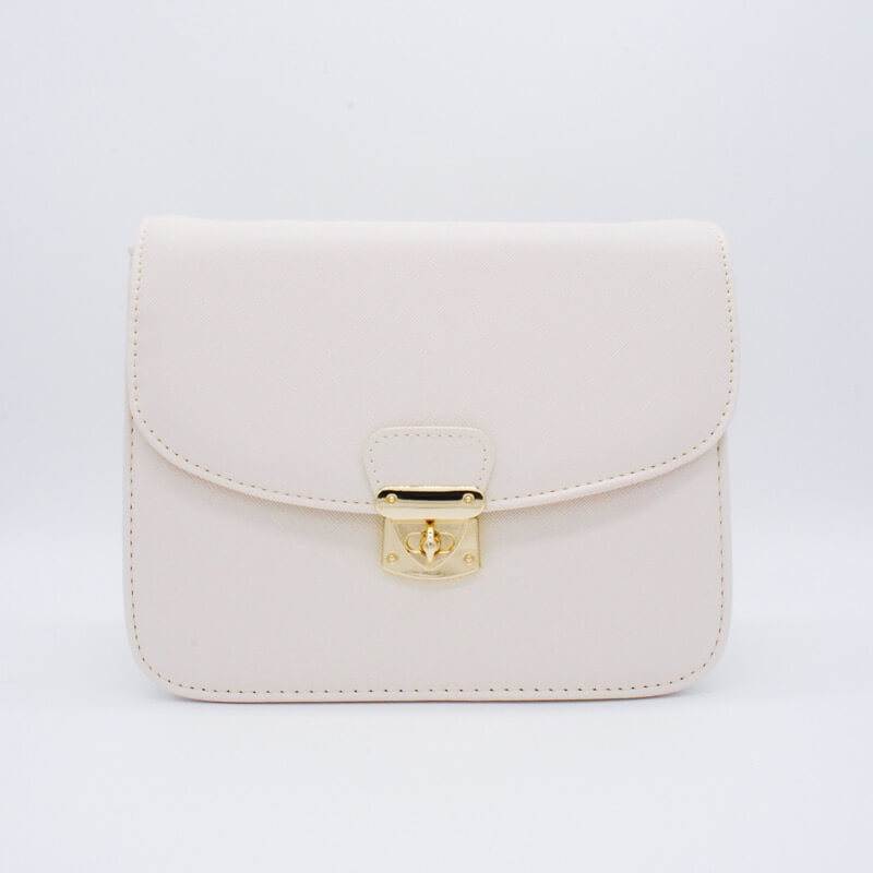 ライトベージュのレザーショルダーバッグ