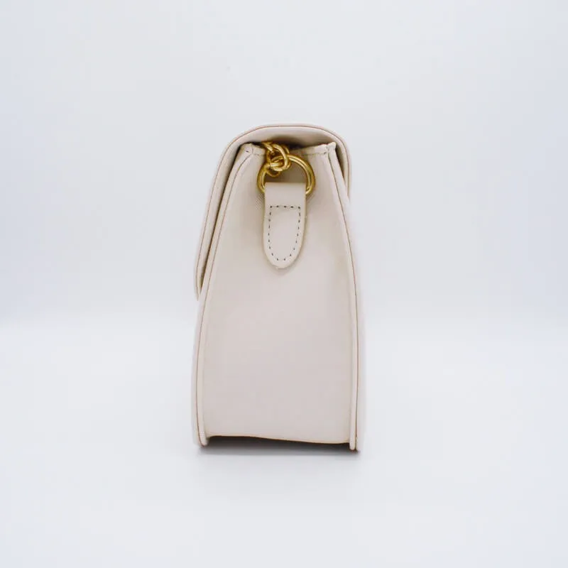 ライトベージュのレザーショルダーバッグ