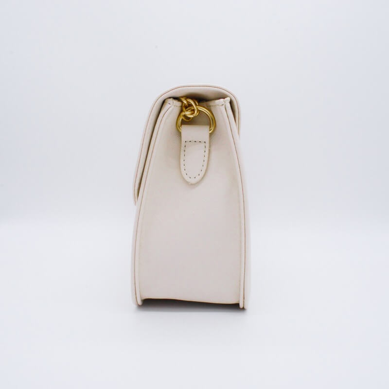 ライトベージュのレザーショルダーバッグ