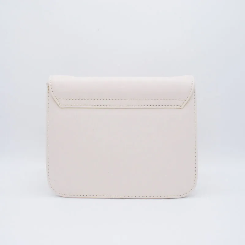 ライトベージュのレザーショルダーバッグ