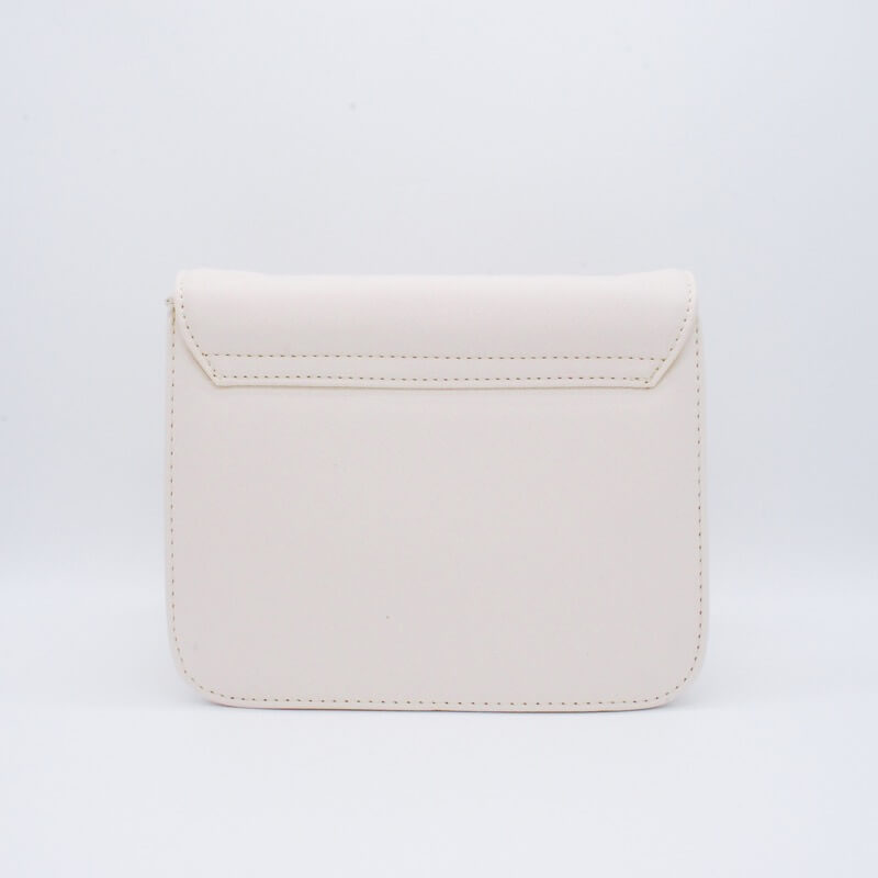 ライトベージュのレザーショルダーバッグ