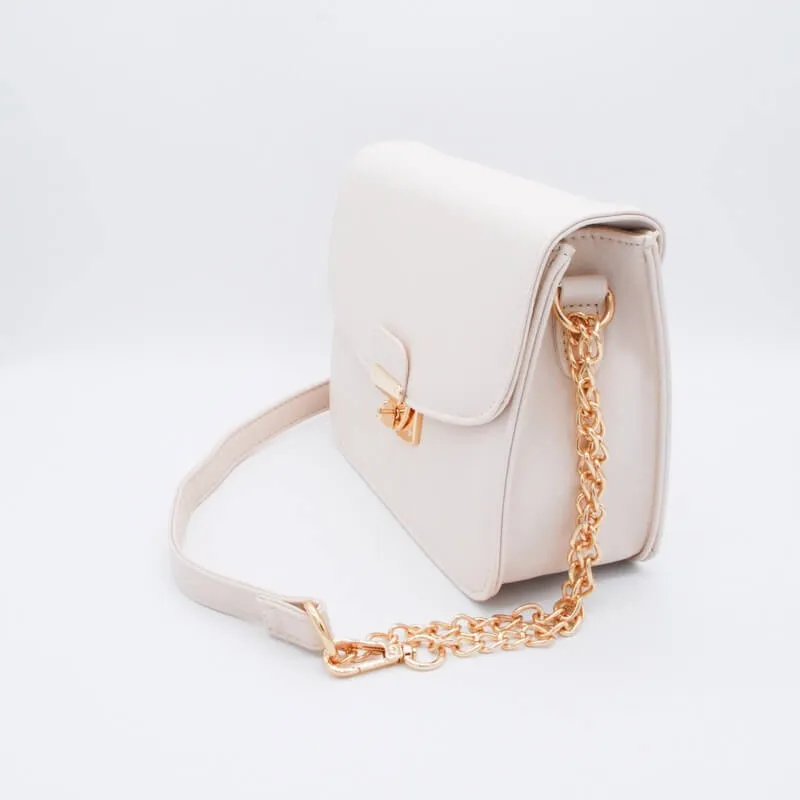 ライトベージュのレザーショルダーバッグ