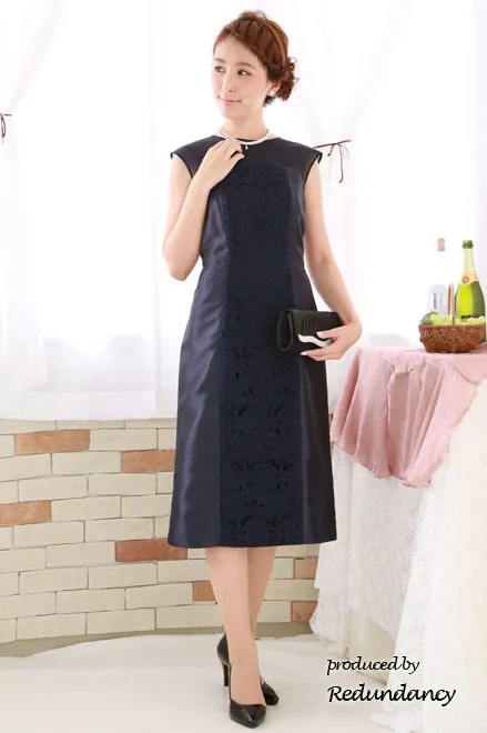 ネイビーのデコルテ透け素材×刺繍ドレス