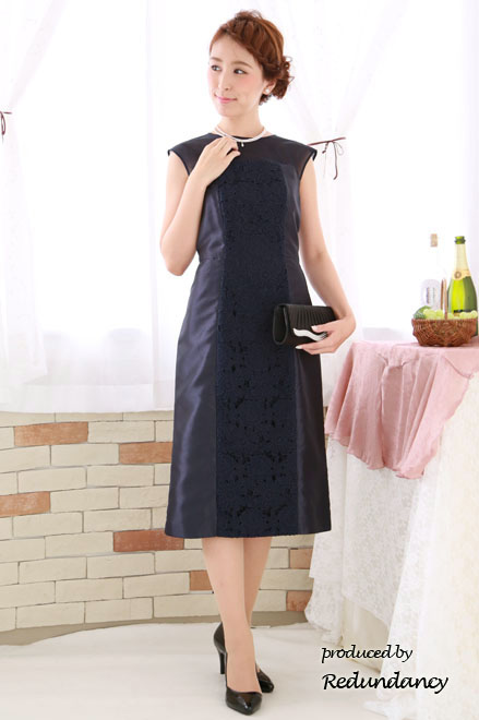 ネイビーのデコルテ透け素材×刺繍ドレス