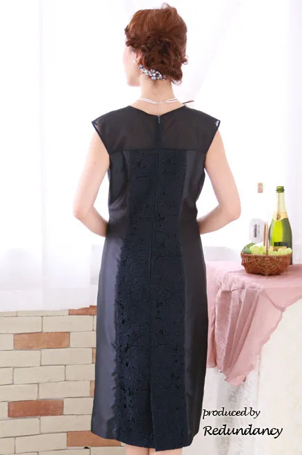 ネイビーのデコルテ透け素材×刺繍ドレス