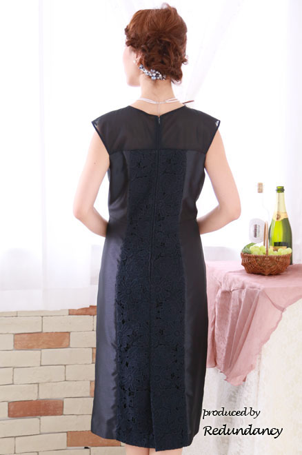 ネイビーのデコルテ透け素材×刺繍ドレス