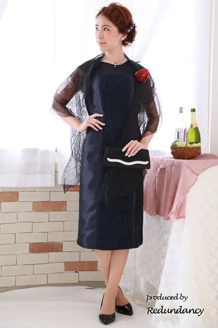 ネイビーのデコルテ透け素材×刺繍ドレス