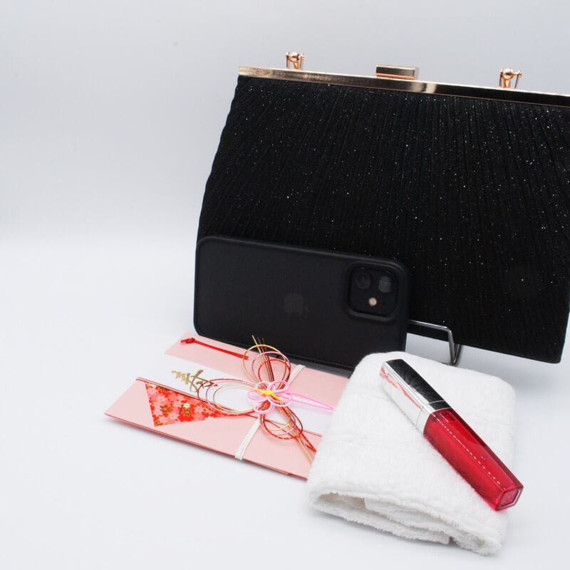 ブラックのラメプリーツがま口クラッチバッグ