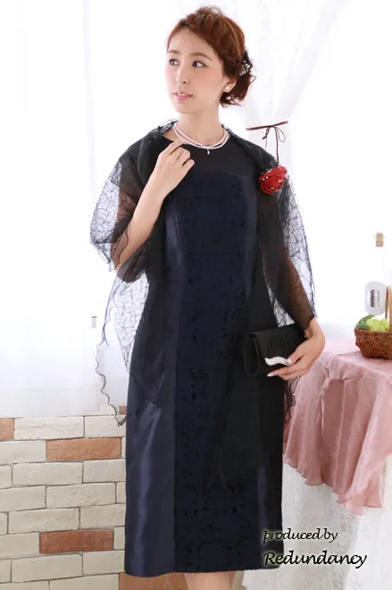 ネイビーのデコルテ透け素材×刺繍ドレス