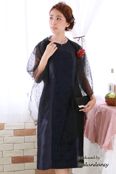 ネイビーのデコルテ透け素材×刺繍ドレス