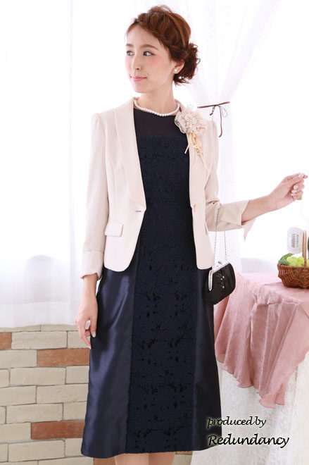 ネイビーのデコルテ透け素材×刺繍ドレス