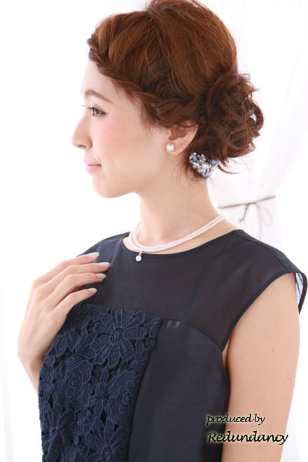 ネイビーのデコルテ透け素材×刺繍ドレス