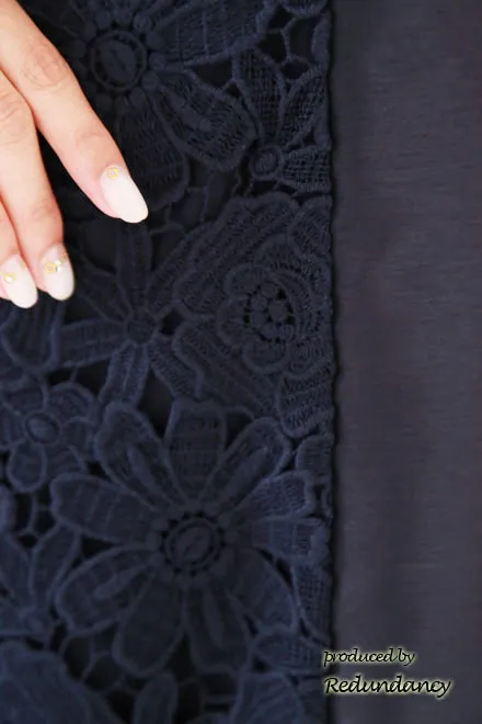 ネイビーのデコルテ透け素材×刺繍ドレス