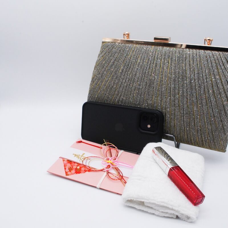 ゴールドのラメプリーツがま口クラッチバッグ