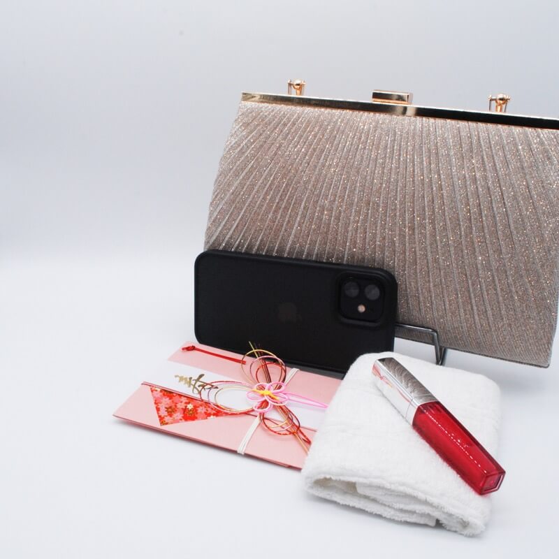 ベージュのラメプリーツがま口クラッチバッグ