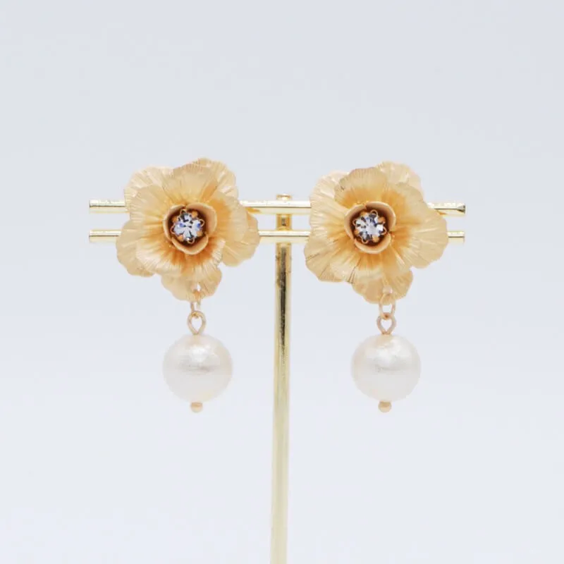 ゴールドのフラワーモチーフイヤリング