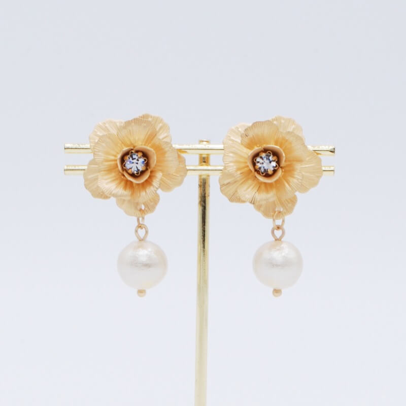 ゴールドのフラワーモチーフイヤリング