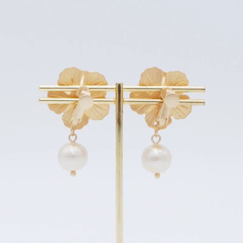 ゴールドのフラワーモチーフイヤリング