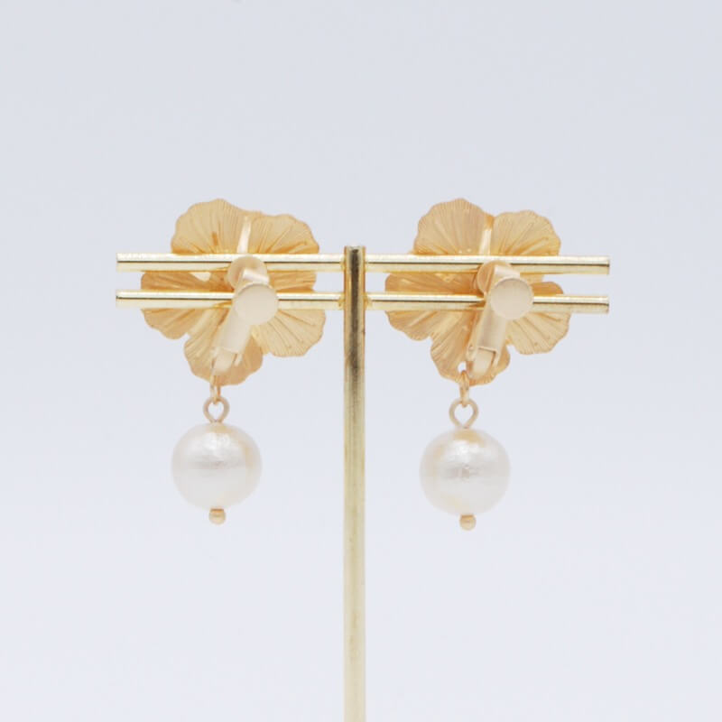 ゴールドのフラワーモチーフイヤリング