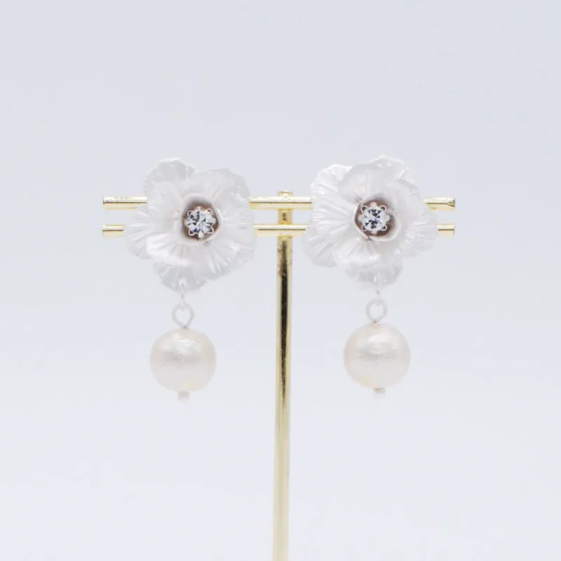 シルバーのフラワーモチーフイヤリング