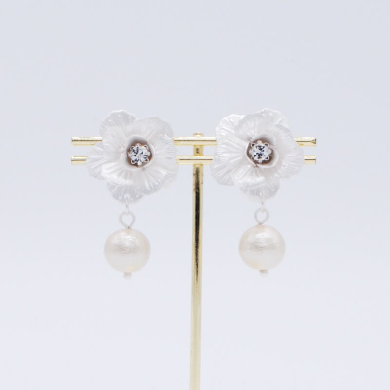 シルバーのフラワーモチーフイヤリング