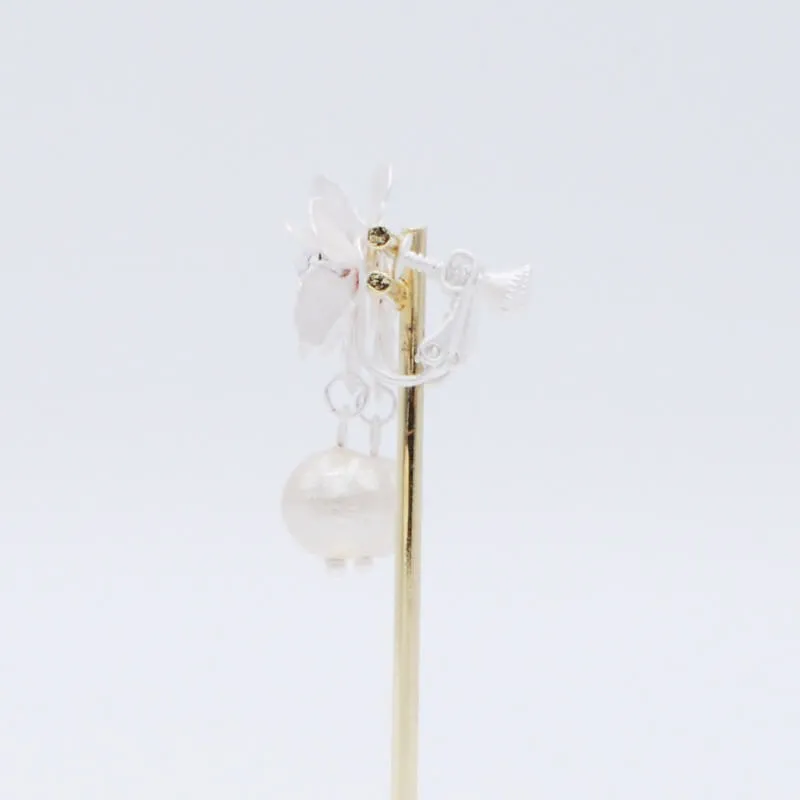 シルバーのフラワーモチーフイヤリング