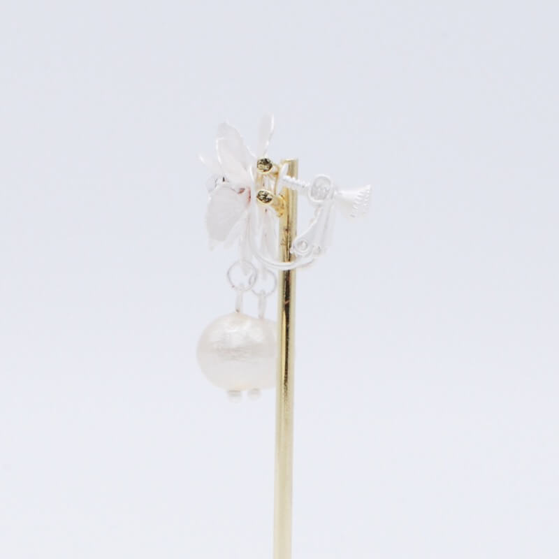 シルバーのフラワーモチーフイヤリング