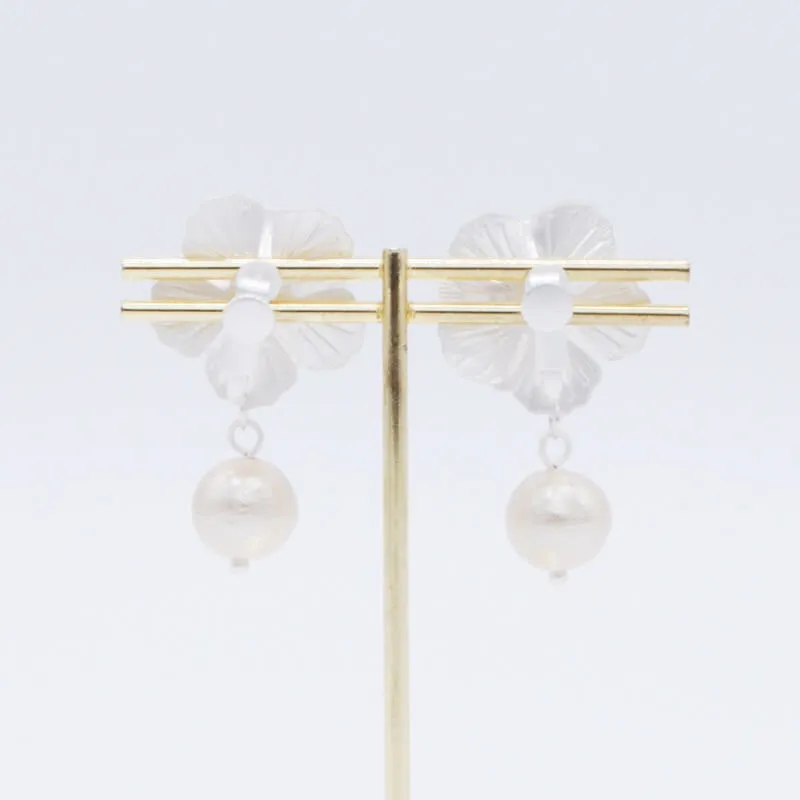 シルバーのフラワーモチーフイヤリング